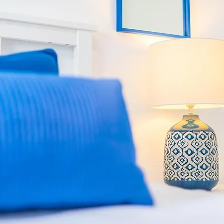 Stylish 3 Bedroom At The Heart Of Nueva Andalucia Close To Centro Plaza דירה