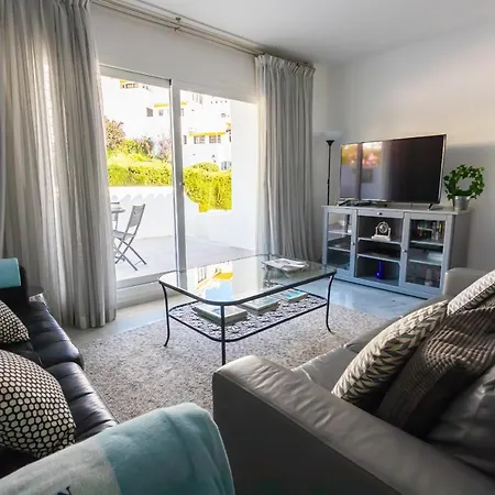 Stylish 3 Bedroom At The Heart Of Nueva Andalucia Close To Centro Plaza Apartmán *