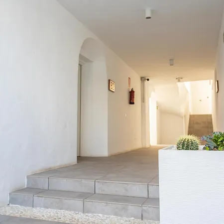 Stylish 3 Bedroom At The Heart Of Nueva Andalucia Close To Centro Plaza Apartmán *
