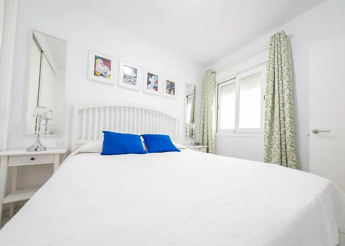 Stylish 3 Bedroom At The Heart Of Nueva Andalucia Close To Centro Plaza شقة