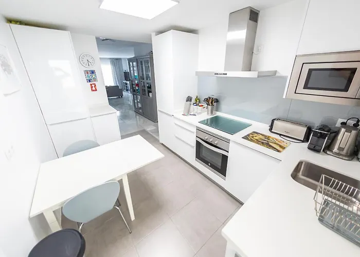 Stylish 3 Bedroom At The Heart Of Nueva Andalucia Close To Centro Plaza ماربيا