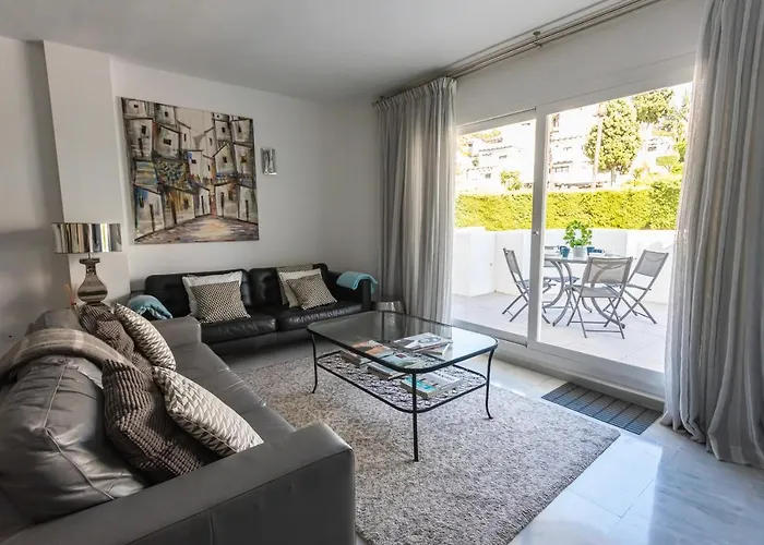 Stylish 3 Bedroom At The Heart Of Nueva Andalucia Close To Centro Plaza 마르베야