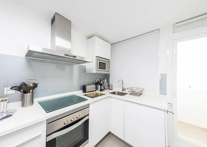Stylish 3 Bedroom At The Heart Of Nueva Andalucia Close To Centro Plaza 마르베야